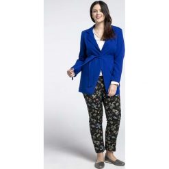 Niebieska Luźna Marynarka bez Zapięcia z Wiązanym Paskiem PLUS SIZE. Niebieskie marynarki damskie Nommo, xl, bez wzorów, z poliesteru. Za 228,90 zł.