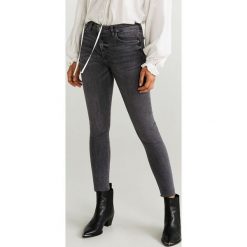 Mango - Jeansy Isa. Szare jeansy damskie Mango. W wyprzedaży za 69,90 zł.