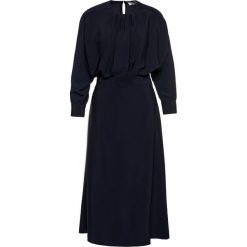 Sukienka koktajlowa Victoria Victoria Beckham Crepe 2220WDR001285B. Niebieskie sukienki damskie Victoria Victoria Beckham, bez wzorów, z poliesteru, wizytowe, bez kołnierzyka, bez rękawów. Za 2089,00 zł.