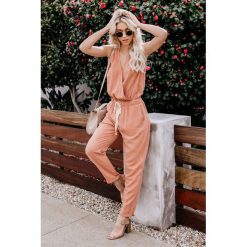 Kombinezon MONELA ORANGE. Pomarańczowe kombinezony damskie Kombinezon MONELA ORANGE, s, bez wzorów, bez kołnierzyka, bez rękawów. W wyprzedaży za 79,00 zł.