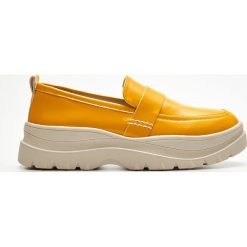 Półbuty slip on - Żółty. Żółte półbuty damskie Cropp, bez wzorów, bez obcasa, bez zapięcia. W wyprzedaży za 69,99 zł.
