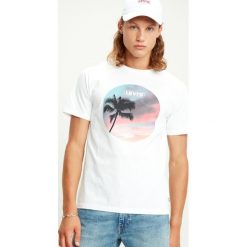 Levi's® Graphic Set-in Neck 2 Koszulka Biały. Białe podkoszulki męskie s, z nadrukiem, z bawełny, bez kołnierzyka, z krótkim rękawem, krótkie. Za 137,95 zł.