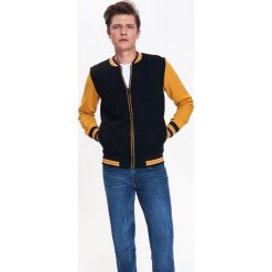 BLUZA MĘSKA TYPU BOMBER W STYLU COLLEGOWYM. Czarne bluzy męskie Top Secret, na zimę, xxl, z napisami, eleganckie, z okrągłym kołnierzem, z krótkim rękawem, krótkie, bez kaptura. W wyprzedaży za 59,99 zł.
