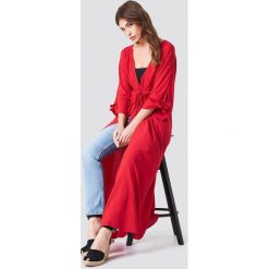 NA-KD Boho Sukienka z wiązanym rękawem - Red. Czerwone sukienki damskie marki NA-KD Boho, bez wzorów, z wiskozy, boho, bez kołnierzyka, bez rękawów, maxi. W wyprzedaży za 53,58 zł.