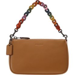 Torebki klasyczne damskie: Coach NOLITA WRISTLET Torebka light saddle