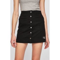 Calvin Klein Jeans - Spódnica. Czarne spódniczki damskie Calvin Klein Jeans, na co dzień, bez wzorów, z bawełny, casualowe, mini, rozkloszowane. W wyprzedaży za 279,90 zł.