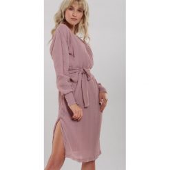 Różowa Sukienka Chaumont. Różowe sukienki damskie Renee, s, bez wzorów, z tkaniny, eleganckie, z dekoltem na plecach, bez rękawów, długie, midi, dopasowane. Za 119,99 zł.
