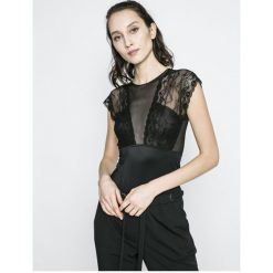 Vila - Top Lucinda. Czarne bluzki damskie marki Vila, s, bez wzorów, z elastanu, casualowe, z okrągłym kołnierzem, z krótkim rękawem. W wyprzedaży za 89,90 zł.