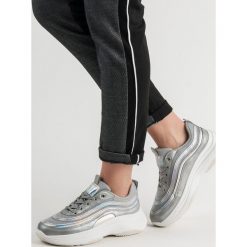 SNEAKERSY NA PLATFORMIE. Białe trampki i tenisówki damskie SHELOVET. Za 89,90 zł.