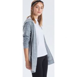 Sportowy kardigan z kapturem - Jasny szary. Szare swetry damskie Cropp, s, bez wzorów, sportowe, bez rękawów, z kapturem. Za 59,99 zł.
