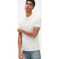 Koszulka polo w kolorze białym. Białe koszulki męskie Gap Men, s, bez wzorów, z bawełny, bez rękawów. W wyprzedaży za 65,95 zł.