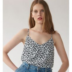 Top basic z wiskozy -. Topy damskie Mohito, bez wzorów, z wiskozy, bez kołnierzyka. W wyprzedaży za 29,99 zł.