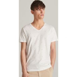 T-shirt z dekoltem w serek - Kremowy. Białe t-shirty męskie Reserved, s, bez wzorów, z dekoltem w serek. Za 39,99 zł.