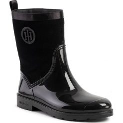 Kalosze TOMMY HILFIGER - Warmlined Suede Rain Boot FW0FW03976 Black 990. Czarne kalosze damskie TOMMY HILFIGER, bez wzorów, ze skóry. W wyprzedaży za 429,00 zł.