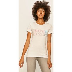 Trussardi Jeans - T-shirt. Białe topy damskie Trussardi Jeans, s, z nadrukiem, z elastanu, z okrągłym kołnierzem. W wyprzedaży za 129,90 zł.