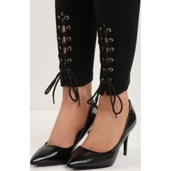 Czarne Szpilki Black Pumps. Czarne szpilki Born2be, bez wzorów, z materiału, z otwartym noskiem, bez obcasa, na obcasie, bez zapięcia. Za 79,99 zł.