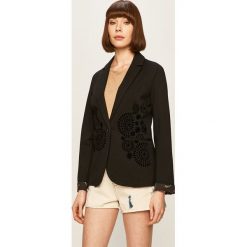 Desigual - Marynarka. Czarne kamizelki damskie Desigual, z aplikacjami, z elastanu. W wyprzedaży za 279,90 zł.