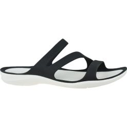 Crocs W Swiftwater Sandals 203998-066 klapki damskie czarne 39/40. Czarne klapki damskie Crocs, w paski, z gumy, na wysokim obcasie. W wyprzedaży za 149,99 zł.