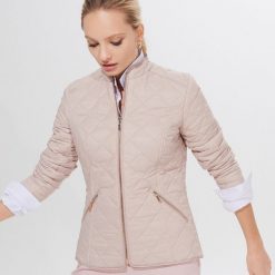 Pikowana kurtka ze stójką -. Kurtki damskie Mohito, bez wzorów, bez kaptura. Za 139,99 zł.