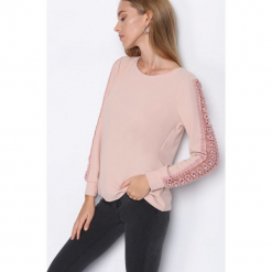 Różowa Bluzka Lace Strap. Czerwone bluzki asymetryczne Born2be, s, w koronkowe wzory, z koronki, z dekoltem na plecach, z długim rękawem. Za 59,99 zł.