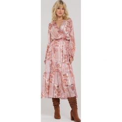 Kremowa Sukienka Dombarton. Brązowe sukienki damskie Renee, na imprezę, s, w paski, z tkaniny, boho, bez kołnierzyka, z długim rękawem, długie, midi, rozkloszowane. Za 139,99 zł.