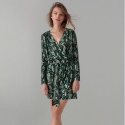 Kopertowa sukienka z paskiem - Zielony. Zielone sukienki damskie marki Mohito, xl, bez wzorów, bez kołnierzyka, bez rękawów, kopertowe. Za 149,99 zł.