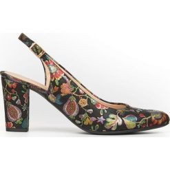 Kolorowe czółenka na słupku z wolną piętą - skóra naturalna - model 972/5 - kolor czarne liście. Czarne czółenka damskie Zapato, bez wzorów, ze skóry, bez obcasa, na słupku. W wyprzedaży za 247,20 zł.