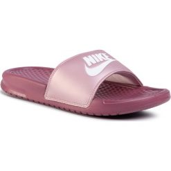 Klapki NIKE - Benassi Jdi 343881 501 Shadowberry/White/Plum Chalk. Różowe klapki damskie Nike, bez wzorów, ze skóry ekologicznej, bez obcasa. Za 119,00 zł.