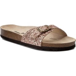 Klapki PEPE JEANS - Oban Twist PLS90287 Salmon 148. Różowe klapki damskie Pepe Jeans, z aplikacjami, z jeansu, bez obcasa. W wyprzedaży za 119,00 zł.