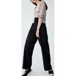 Spodnie palazzo z wiązaniem. Szare spodnie damskie Pull&Bear. Za 79,90 zł.