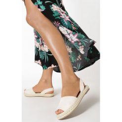 Beżowe Espadryle Maxera. Brązowe espadryle damskie Born2be, bez wzorów, bez obcasa. W wyprzedaży za 79,99 zł.