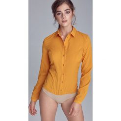 Żółta bluzka body. Żółte bluzki damskie NIFE, xl, bez wzorów, z elastanu, klasyczne, z klasycznym kołnierzykiem, bez rękawów. Za 149,00 zł.