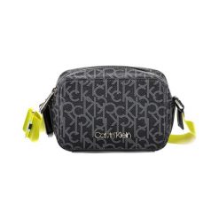 Torebka w kolorze czarnym ze wzorem. Czarne torebki klasyczne damskie Calvin Klein, w paski, ze skóry, na ramię, bez dodatków. W wyprzedaży za 299,95 zł.