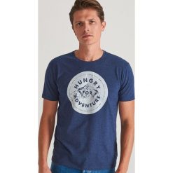 T-shirt z nadrukiem - Turkusowy. Niebieskie t-shirty męskie Reserved, s, z nadrukiem, bez kołnierzyka. Za 39,99 zł.