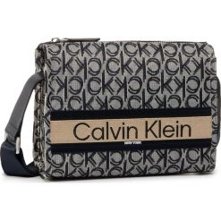Torebka CALVIN KLEIN - K60K6065070 BLU. Niebieskie listonoszki damskie Calvin Klein, bez wzorów, z materiału, bez dodatków. Za 449,00 zł.
