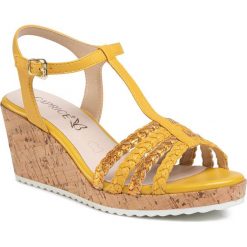Sandały CAPRICE - 9-28704-24 Lemon Comb 651. Żółte klapki damskie Caprice, bez wzorów, ze skóry, bez obcasa, na obcasie. Za 249,00 zł.