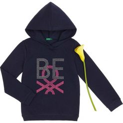 Bluza w kolorze granatowym. Niebieskie bluzy niemowlęce Benetton Kids, bez wzorów, bez rękawów, bez kaptura. W wyprzedaży za 52,95 zł.