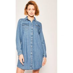 Sukienka jeansowa Wrangler W9N8LW72L. Niebieskie sukienki damskie Wrangler, na lato, s, bez wzorów, z bawełny, bez kołnierzyka, bez rękawów. W wyprzedaży za 239,00 zł.