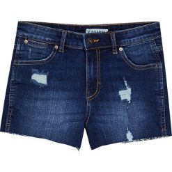 Jeansowe spodenki z przetarciami. Niebieskie szorty jeansowe damskie marki Pull&Bear. Za 69,90 zł.