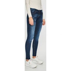 Jacqueline de Yong - Jeansy Feline. Niebieskie jeansy damskie skinny marki Jacqueline de Yong, z elastanu, z obniżonym stanem. W wyprzedaży za 79,90 zł.