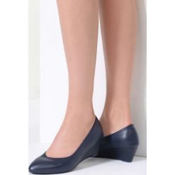 Granatowe Czółenka Get Down. Niebieskie czółenka vices, na koturnie. Za 69,99 zł.