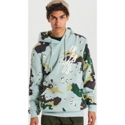 Bluza moro z napisem - Niebieski. Niebieskie bluzy męskie Cropp, s, z napisami, bez kołnierzyka, bez rękawów, bez kaptura. W wyprzedaży za 59,99 zł.