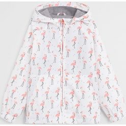 Mango Kids - Kurtka przeciwdeszczowa dziecięca Centen 110-164 cm. Białe kurtki dziewczęce Mango Kids, bez wzorów, z bawełny, krótkie, bez kaptura. Za 79,90 zł.