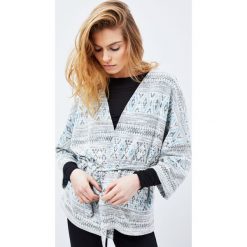 Narzutka boho. Białe swetry damskie Moodo, l, bez wzorów, boho, bez rękawów, bez kaptura. Za 19,99 zł.