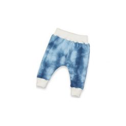 Spodenki dla noworodka Niebieski batik. Niebieskie spodnie niemowlęce marki Rosnę Szybko - ubranka rosnące, z dresówki. Za 15,95 zł.
