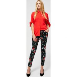 Spodnie w kwiaty. Czarne spodnie damskie Moodo, m, z nadrukiem, z elastanu. Za 29,99 zł.