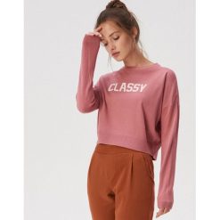 Krótki sweter z hasłem - Różowy. Różowe swetry damskie Sinsay, s, bez wzorów, z krótkim rękawem, krótkie, bez kaptura. Za 49,99 zł.