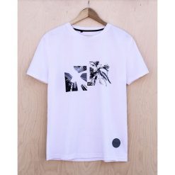 T-shirt PERSPECTIVE WHITE. Białe t-shirty męskie CHOKA, m, z nadrukiem, klasyczne, z klasycznym kołnierzykiem. Za 129,00 zł.