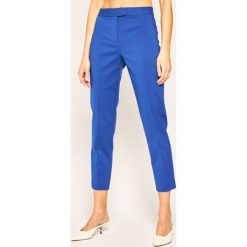 Spodnie materiałowe DKNY P0AK9AWP. Niebieskie spodnie damskie DKNY, z elastanu. Za 389,00 zł.