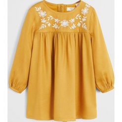 Mango Kids - Sukienka dziecięca Lolita 80-104 cm. Żółte sukienki dziewczęce Mango Kids, z haftami, z bawełny, casualowe, z długim rękawem, długie, maxi, proste. Za 89,90 zł.